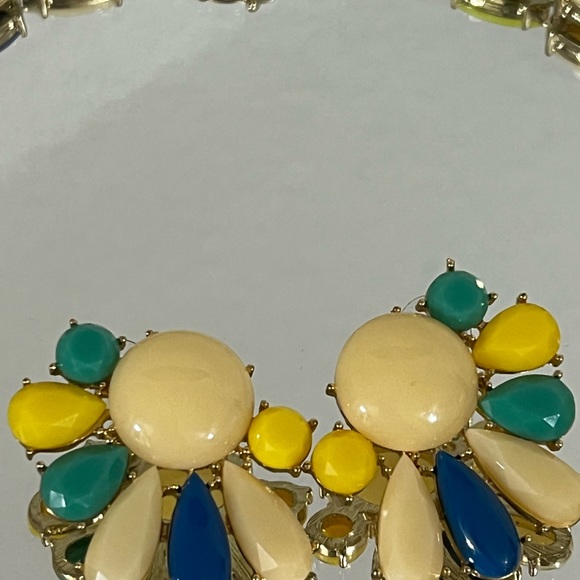 Matching Earrings and Necklace Set 👀 - Picture 2 of 2